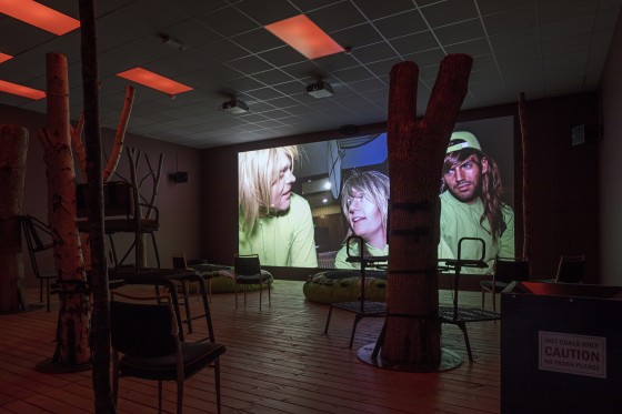 Det digitaliserede menneske: Her og dér og ingenvegne?</br>I en skov en hytte lå, men Lake Anticipation af Lizzie Fitch og Ryan Trecartin er ikke en hyttetur, som man kender dem; sterile kontorreferencer møder natur.</br>Foto: PR-foto / Louisiana - Anders Sune Berg