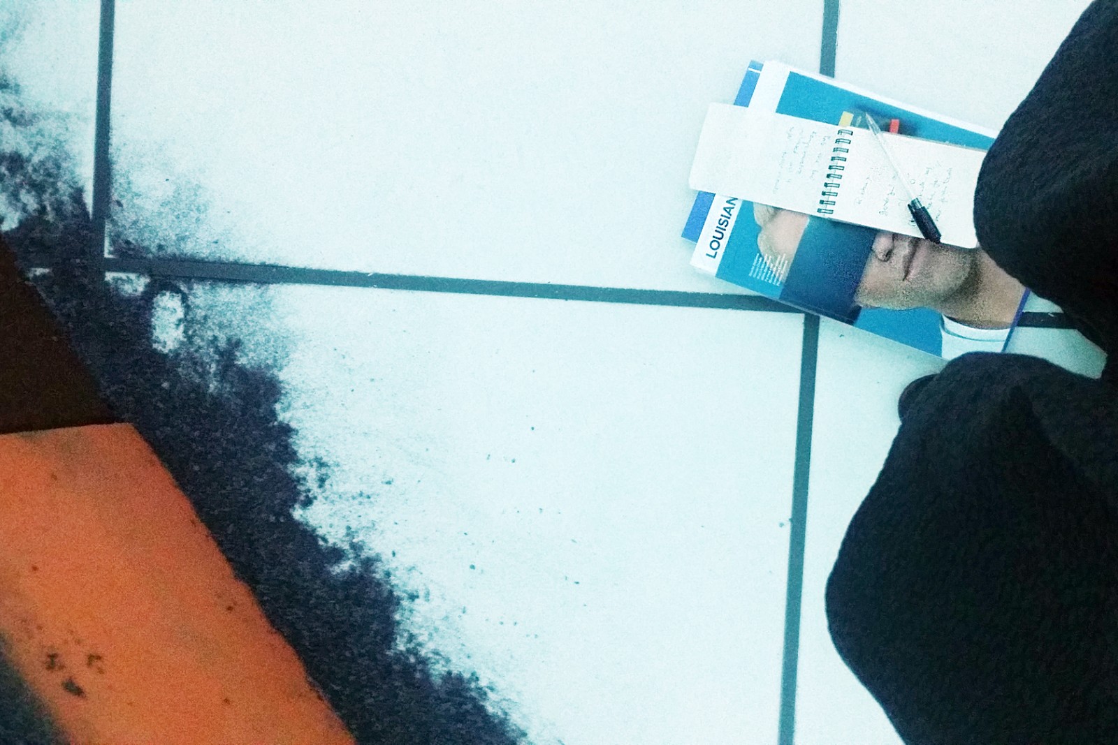 Det digitaliserede menneske: Her og dér og ingenvegne?</br>Being there - og her er jeg; i værket A Year Without A Summer lader Dora Budor beskuerne forme sit værk - askenedfaldet, der langsomt dækker de opstillede Verner Panton-moduler fra 1960erne, udløses af de lydbølger, der registreres fra dem, der går gennem</br>Foto: Jannie Elisa Fjordside