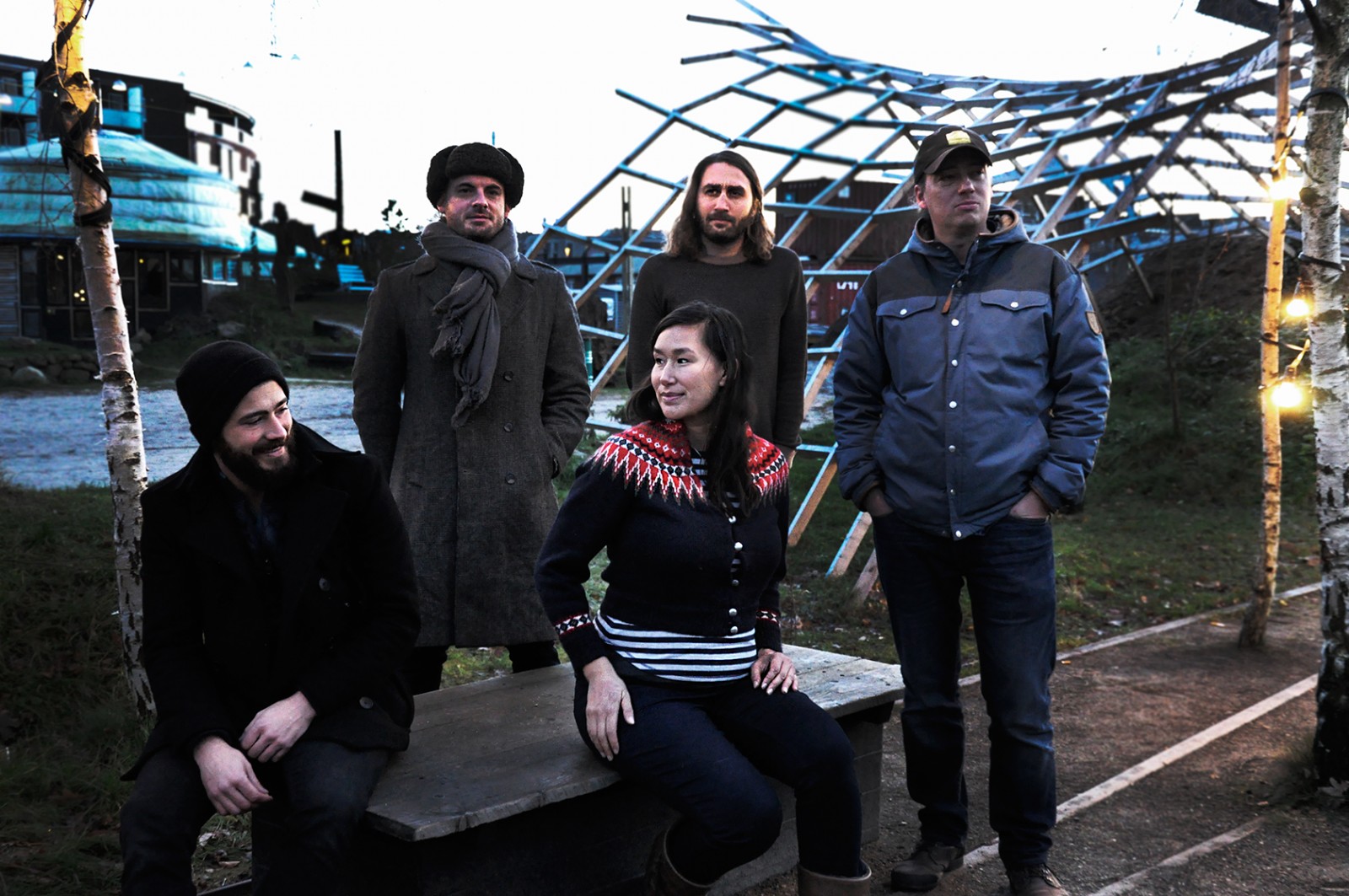 Nive Nielsen, et stjerneskud over Grønland</br>Nive Nielsen & The Deer Children 2017. Yderst til venstre sidder Nive Nielsens mand, Charlie Shapiro fra USA.</br>Foto: Marie Nyeng