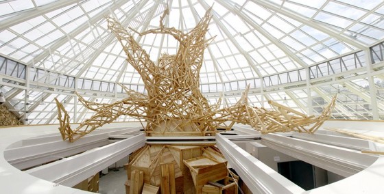 JUNGLEN MIDT I AARHUS</br>Langs vinduerne er der plads til at spise madpakken. Bureau Detours står bag pindeskulpturen.</br>Foto: Pr-foto / Science museerne Aarhus Universitet - Bureau Detours
