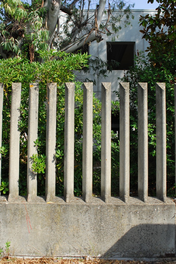 Udstillingsstedet Sydhavn Station fører skinnerne til Kunsthal NORD</br>Anne Skole Overgaard: Hegn nær Carrara, 2017, 2 stk 120x80cm, Glichéprint. Anne Skole Overgaard om værket: Jeg er fascineret af hegnenes forskellige former, men også af, at der er noget, man ikke har adgang til eller ikke helt forstår.</br>Foto: PR-foto - Kunsthal NORD