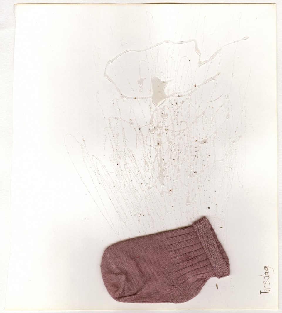 Udstillingsstedet Sydhavn Station fører skinnerne til Kunsthal NORD</br>Camilla Rasborg: Kollage på fotoalbumpapir. Materiale fundet på gaden, lim, akvarel, organisk materiale, hår, jord. (Plakat 4 - tekst) 120 x 80 cm</br>Foto: PR-foto - Kunsthal NORD