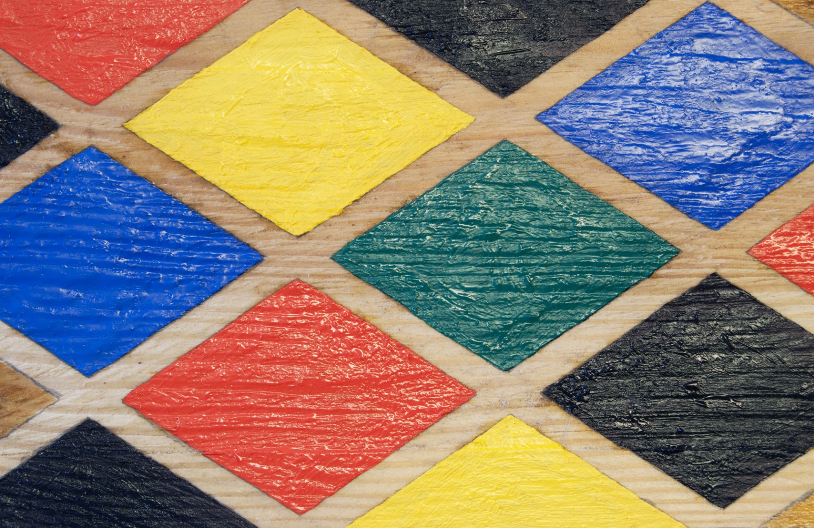 Udstillingsstedet Sydhavn Station fører skinnerne til Kunsthal NORD</br>Jens Axel Beck: Pantomine, 2017<br />Træ, grafit, shellak og oliemaling<br />300 x 2 x 9,7 cm</br>Foto: PR-foto - Kunsthal NORD