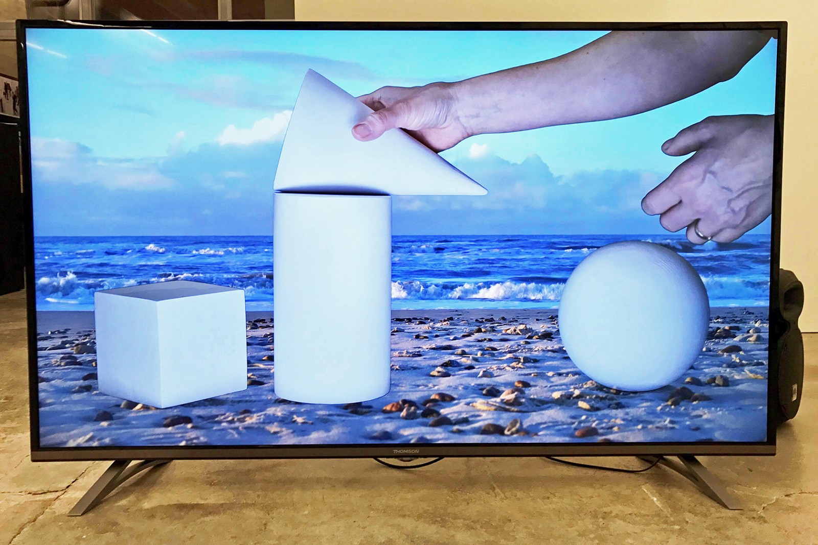 Udstillingsstedet Sydhavn Station fører skinnerne til Kunsthal NORD</br>Sonja Lillebæk Christensen om videoværket: Fiskerkonen er et modernistisk mellemkrigsbarn. For eksempel er statuen bygget op omkring klassiske geometriske former som kuben, cylinderen, kuglen og keglen.</br>Foto: Sonja Lillebæk Christensen