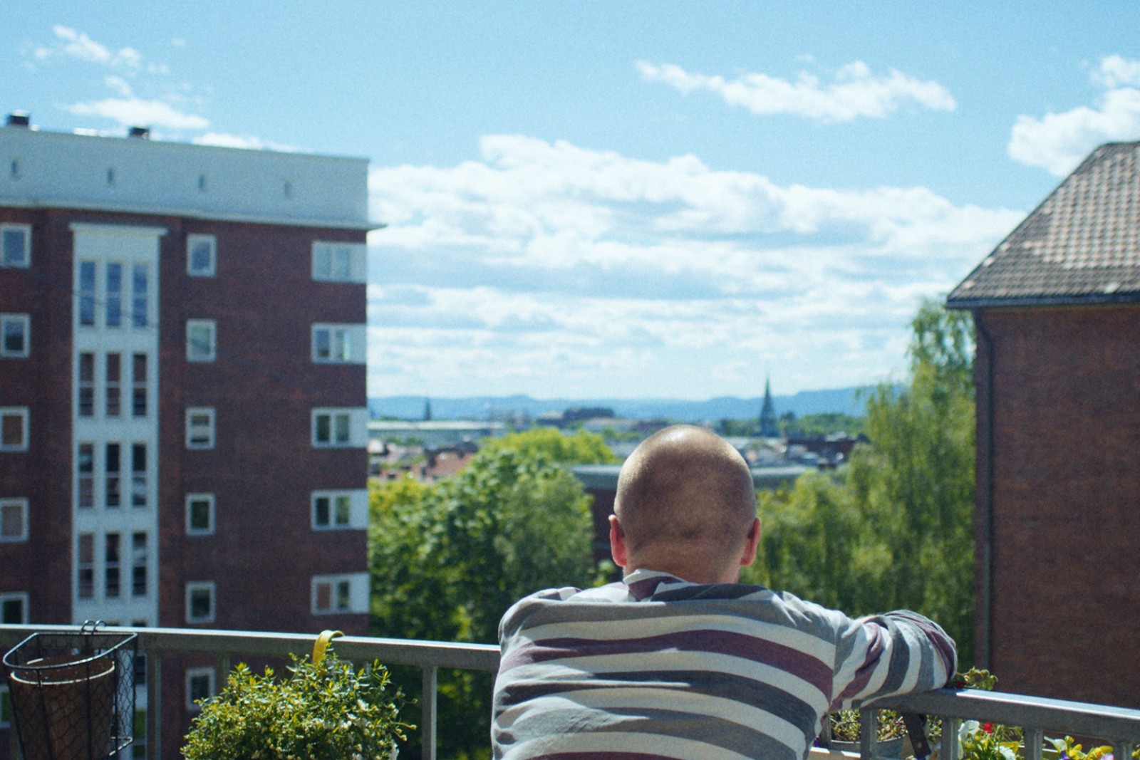 Ny stille norsk film om hverdagen er et originalt og overraskende mesterstykke</br>Fra balkonen en eksperimenterende og opfindsomme fortællestil.</br>Foto: PR-foto