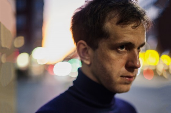 The New Spring: En mand med akustisk guitar og begejstrede sange</br>Bastian Kallesøe forsøger i sin sangskrivning at komme udover den følelsesmæssige klaustrofobi, som ofte følger med disciplinen.</br>Foto: PR-foto / Tore Hallas