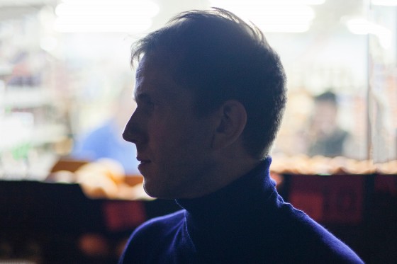 The New Spring: En mand med akustisk guitar og begejstrede sange</br>Bastian Kallesøe mener, at der altid vil klæbe noget melankoli til en mand med en akustisk guitar.</br>Foto: PR-foto / Tore Hallas