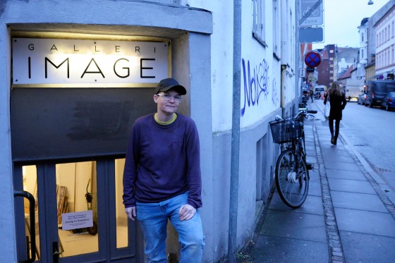 Queer, feminisme og social retfærdighed: kunstner Mary Coble</br>Et af Mary Cobles værker på udstillingen Acting Numbers består af et lyssignal med politiske morsekodebeskeder, som lyser ud på Vestergade. </br>Foto: Kulturmagasinet Fine Spind