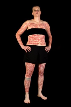 Queer, feminisme og social retfærdighed: kunstner Mary Coble</br>Mary Coble har i flere af sine performances ladet sig tatovere.</br>Foto: PR-foto / Mary Coble - Kenny George, MC