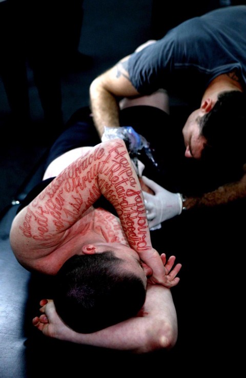 Queer, feminisme og social retfærdighed: kunstner Mary Coble</br>I performancen Blood Script fik Mary Coble tatoveret 75 ord fra såkaldt ‘hate speach'.</br>Foto: PR-foto / Mary Coble - Kenny George, MC