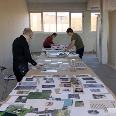 KH7 Art Space: 5 kunstnere, 3 dages åbent værksted, 1 værk</br>Udstillingen ’Mellemværender’ sætter fokus på, hvad billeder gør ved hinanden. Fem billedkunstnere ar- bejder sammen i en uge for at opbygge en fælles billed-montage af eget og fundet billedmateriale i KH7 Art Space på havnen i Aarhus. </br>Foto: Cai-Ulrich von Platen, Else Ploug Isaksen, Michael Boelt Fischer, Iben West og Anette Højlund