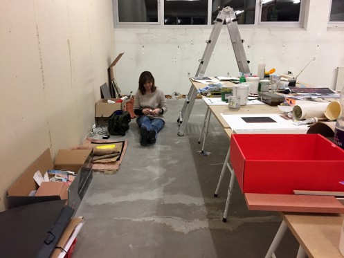 KH7 Art Space: 5 kunstnere, 3 dages åbent værksted, 1 værk</br>Udstillingen Mellemværender i KH7 Artspace i Aarhus sætter fokus på, hvad billeder gør ved hinanden. Fem billedkunstnere ar- bejder sammen i en uge for at opbygge en fælles billed-montage af eget og fundet billedmateriale.</br>Foto: Cai-Ulrich von Platen, Else Ploug Isaksen, Michael Boelt Fischer, Iben West og Anette Højlund