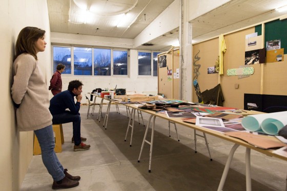 KH7 Art Space: 5 kunstnere, 3 dages åbent værksted, 1 værk</br>Udstillingen ’Mellemværender’ sætter fokus på, hvad billeder gør ved hinanden. Fem billedkunstnere ar- bejder sammen i en uge for at opbygge en fælles billed-montage af eget og fundet billedmateriale i KH7 Art Space på havnen i Aarhus. </br>Foto: Cai-Ulrich von Platen, Else Ploug Isaksen, Michael Boelt Fischer, Iben West og Anette Højlund