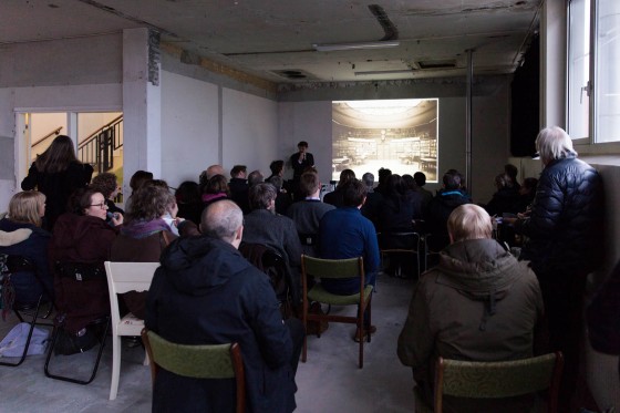 KH7 Art Space: 5 kunstnere, 3 dages åbent værksted, 1 værk</br>Ved ferniseringen den 14. januar afholdt kunstnerne et seminar, hvor projektets tema blev diskuteret. Kunstner og ph.d. Jan Bäcklund holdt en forelæsning om den tyske kulturteoretiker og kunsthistoriker Aby Warburg og hans arbejde med billedtavler.</br>Foto: Cai-Ulrich von Platen, Else Ploug Isaksen, Michael Boelt Fischer, Iben West og Anette Højlund