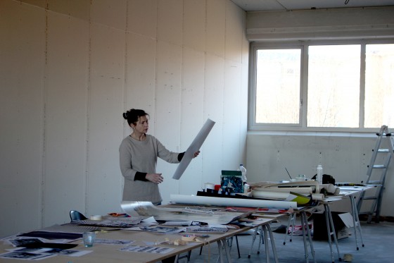 KH7 Art Space: 5 kunstnere, 3 dages åbent værksted, 1 værk</br>Udstillingen ’Mellemværender’ sætter fokus på, hvad billeder gør ved hinanden. Fem billedkunstnere ar- bejder sammen i en uge for at opbygge en fælles billed-montage af eget og fundet billedmateriale i KH7 Art Space på havnen i Aarhus. </br>Foto: Cai-Ulrich von Platen, Else Ploug Isaksen, Michael Boelt Fischer, Iben West og Anette Højlund