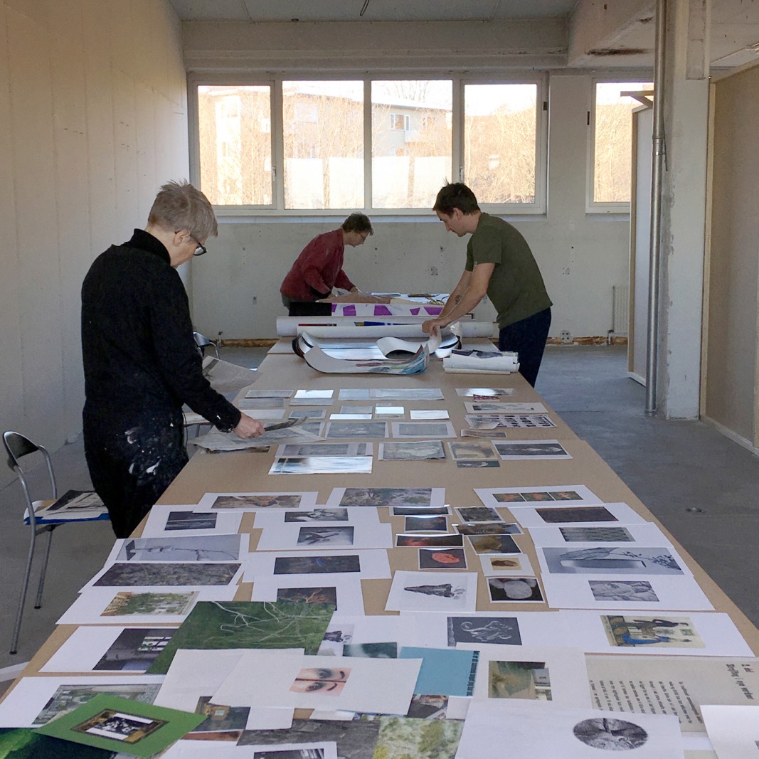 KH7 Art Space: 5 kunstnere, 3 dages åbent værksted, 1 værk</br>Udstillingen ’Mellemværender’ sætter fokus på, hvad billeder gør ved hinanden. Fem billedkunstnere ar- bejder sammen i en uge for at opbygge en fælles billed-montage af eget og fundet billedmateriale i KH7 Art Space på havnen i Aarhus. </br>Foto: Cai-Ulrich von Platen, Else Ploug Isaksen, Michael Boelt Fischer, Iben West og Anette Højlund
