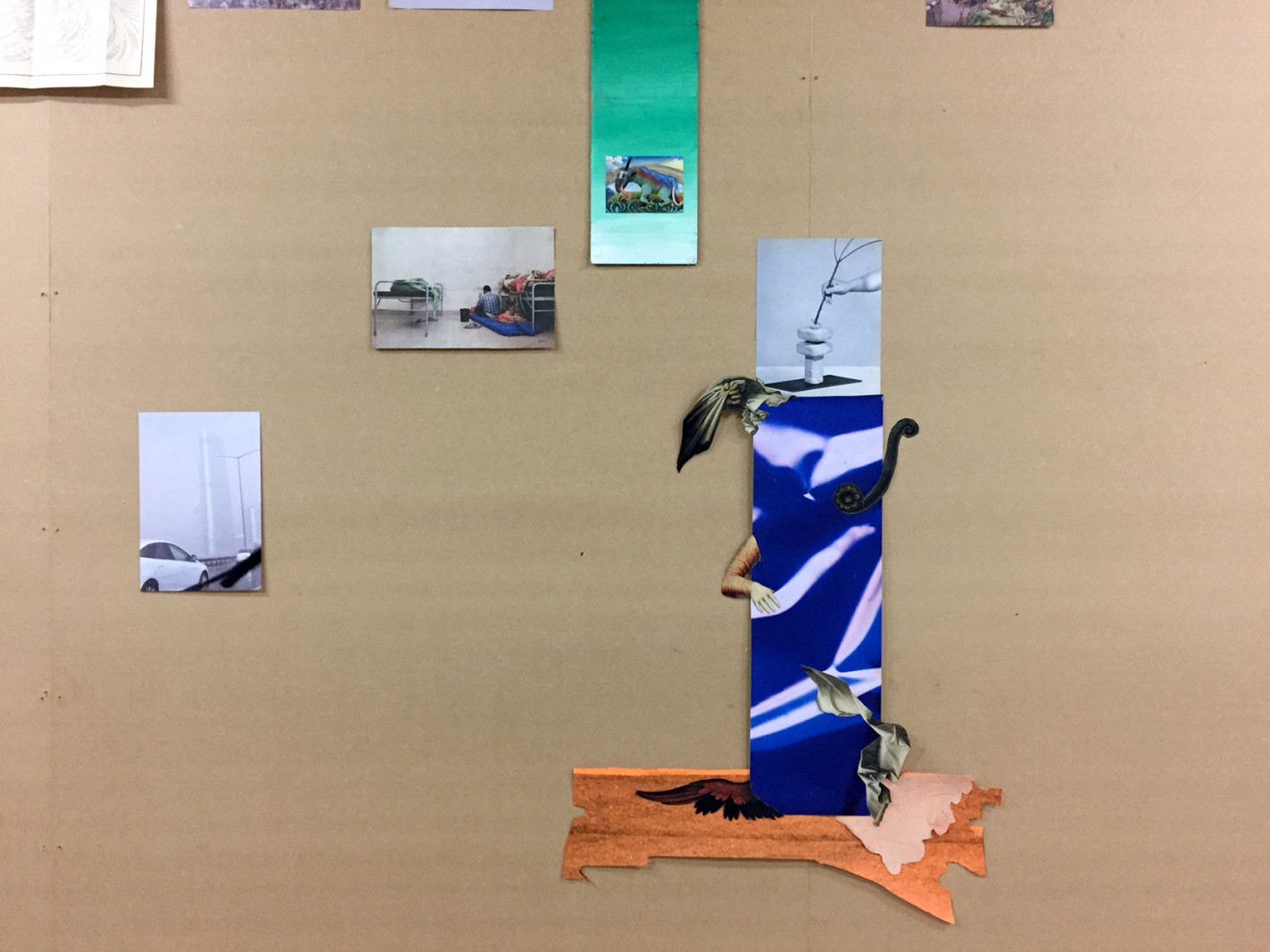 KH7 Art Space: 5 kunstnere, 3 dages åbent værksted, 1 værk</br>Udstillingen ’Mellemværender’ sætter fokus på, hvad billeder gør ved hinanden. Fem billedkunstnere ar- bejder sammen i en uge for at opbygge en fælles billed-montage af eget og fundet billedmateriale i KH7 Art Space på havnen i Aarhus. </br>Foto: Cai-Ulrich von Platen, Else Ploug Isaksen, Michael Boelt Fischer, Iben West og Anette Højlund