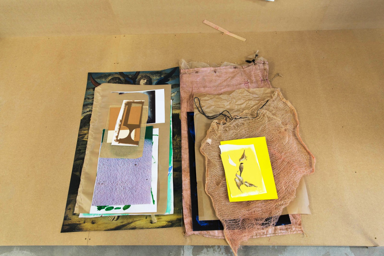 KH7 Art Space: 5 kunstnere, 3 dages åbent værksted, 1 værk</br>Udstillingen ’Mellemværender’ sætter fokus på, hvad billeder gør ved hinanden. Fem billedkunstnere ar- bejder sammen i en uge for at opbygge en fælles billed-montage af eget og fundet billedmateriale i KH7 Art Space på havnen i Aarhus. </br>Foto: Cai-Ulrich von Platen, Else Ploug Isaksen, Michael Boelt Fischer, Iben West og Anette Højlund