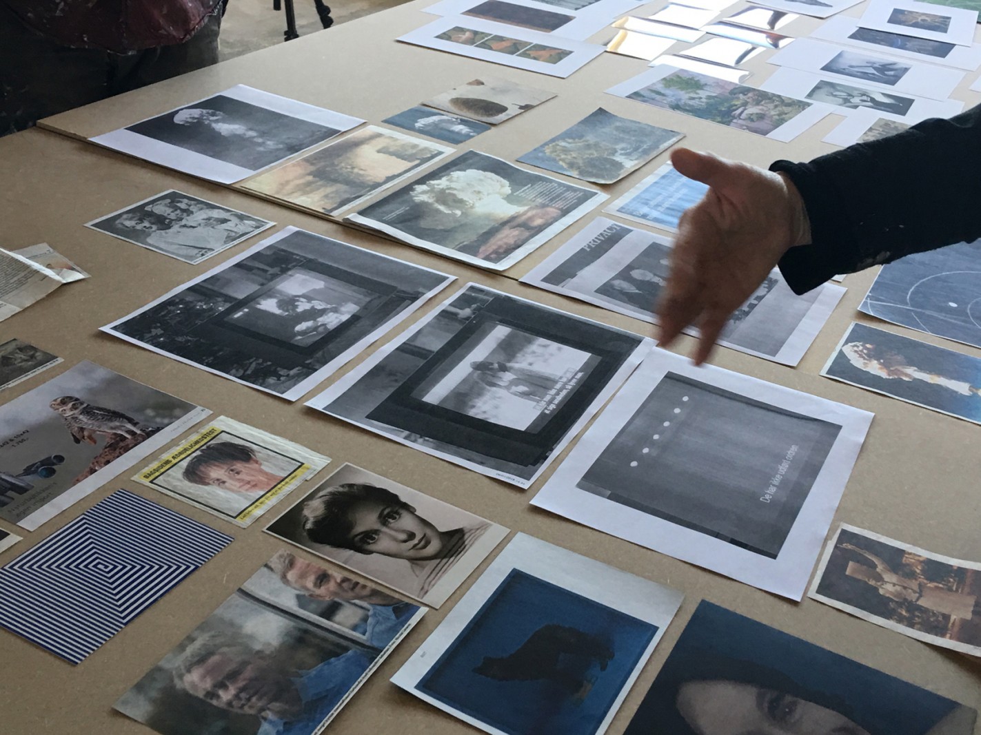 KH7 Art Space: 5 kunstnere, 3 dages åbent værksted, 1 værk</br>De fem kunstnere Cai-Ulrich von Platen, Else Ploug Isaksen, Michael Boelt Fischer, Iben West og Anette Højlund har lavet et fællesværk til udstillingen Mellemværender i KH7 Artspace på havnen i Aarhus.</br>Foto: Cai-Ulrich von Platen, Else Ploug Isaksen, Michael Boelt Fischer, Iben West og Anette Højlund