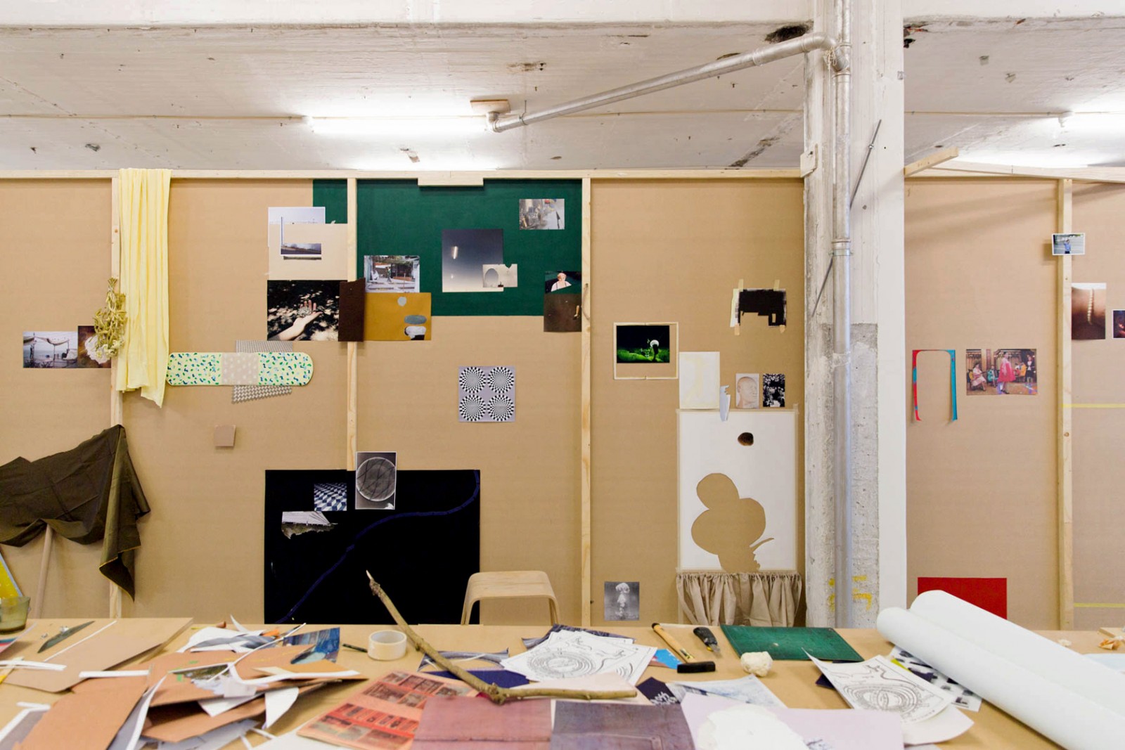 KH7 Art Space: 5 kunstnere, 3 dages åbent værksted, 1 værk</br>De fem kunstnere Cai-Ulrich von Platen, Else Ploug Isaksen. Michael Boelt Fischer, Iben West og Anette Højlund har lavet et fællesværk til udstillingen Mellemværender i KH7 Artspace på havnen i Aarhus.</br>Foto: Cai-Ulrich von Platen, Else Ploug Isaksen, Michael Boelt Fischer, Iben West og Anette Højlund