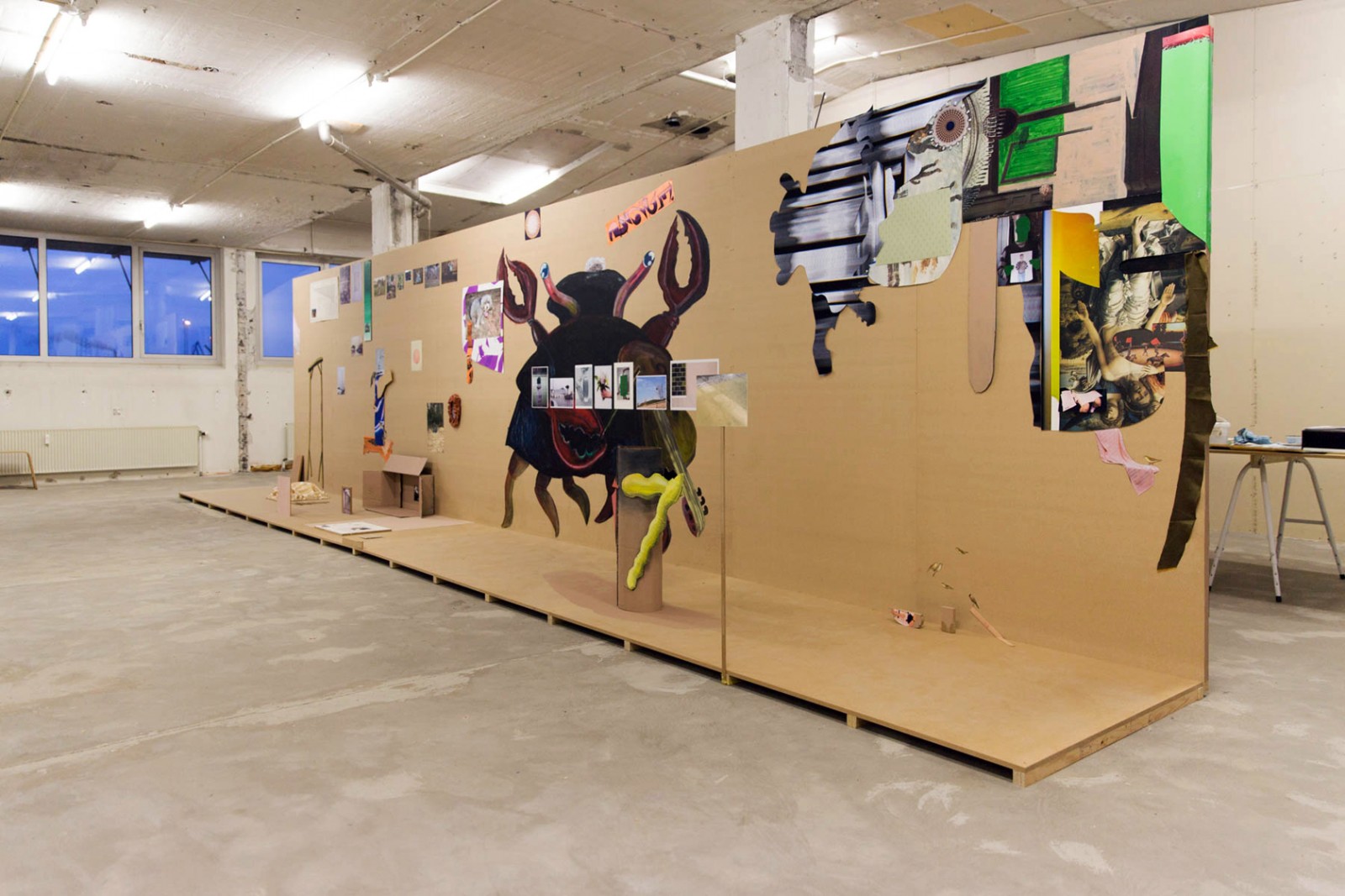 KH7 Art Space: 5 kunstnere, 3 dages åbent værksted, 1 værk</br>Udstillingen Mellemværender i KH7 Artspace i Aarhus sætter fokus på, hvad billeder gør ved hinanden. Fem billedkunstnere ar- bejder sammen i en uge for at opbygge en fælles billed-montage af eget og fundet billedmateriale.</br>Foto: Cai-Ulrich von Platen, Else Ploug Isaksen, Michael Boelt Fischer, Iben West og Anette Højlund