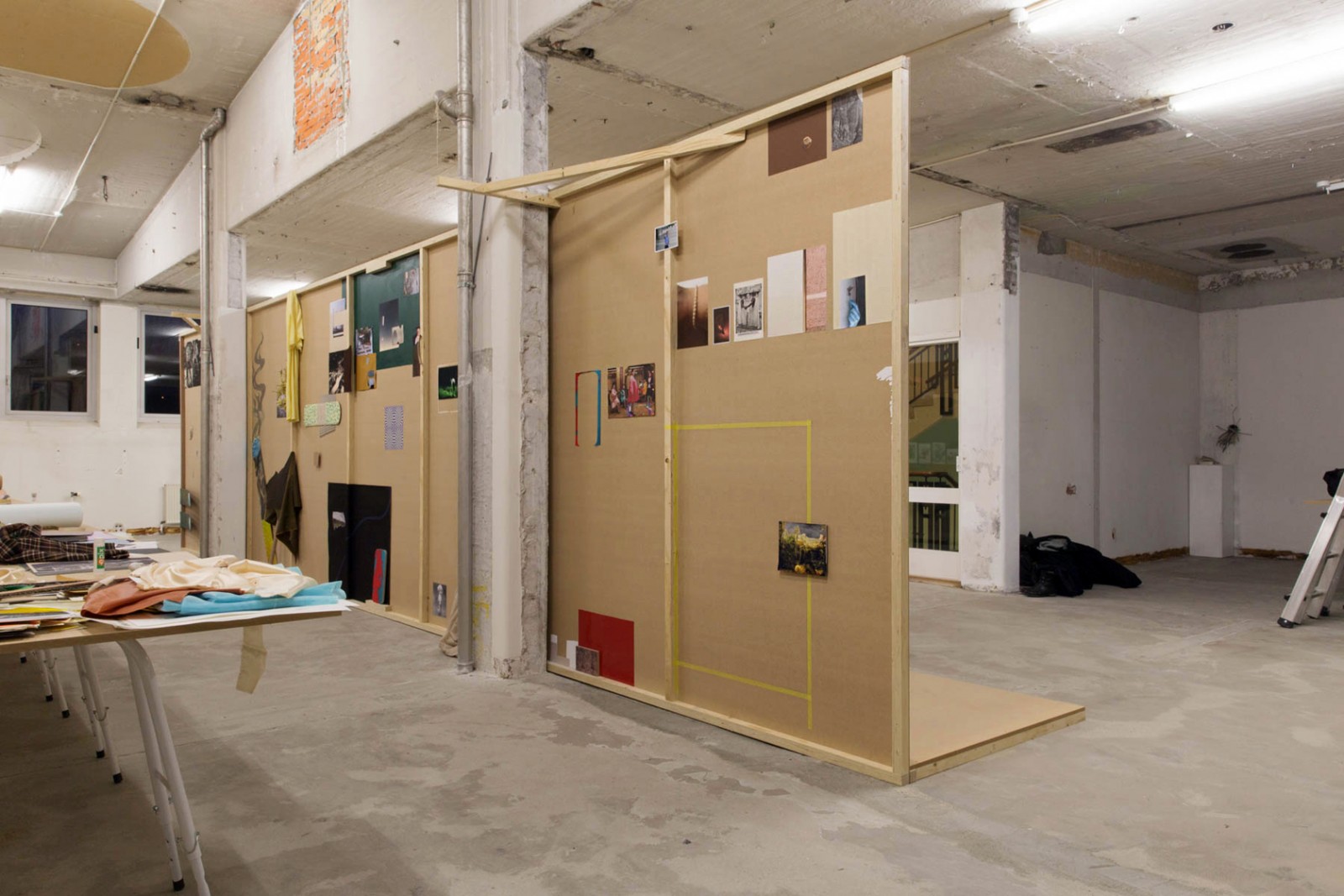 KH7 Art Space: 5 kunstnere, 3 dages åbent værksted, 1 værk</br>De fem kunstnere Cai-Ulrich von Platen, Else Ploug Isaksen. Michael Boelt Fischer, Iben West og Anette Højlund har lavet et fællesværk til udstillingen Mellemværender i KH7 Artspace på havnen i Aarhus.</br>Foto: Cai-Ulrich von Platen, Else Ploug Isaksen, Michael Boelt Fischer, Iben West og Anette Højlund