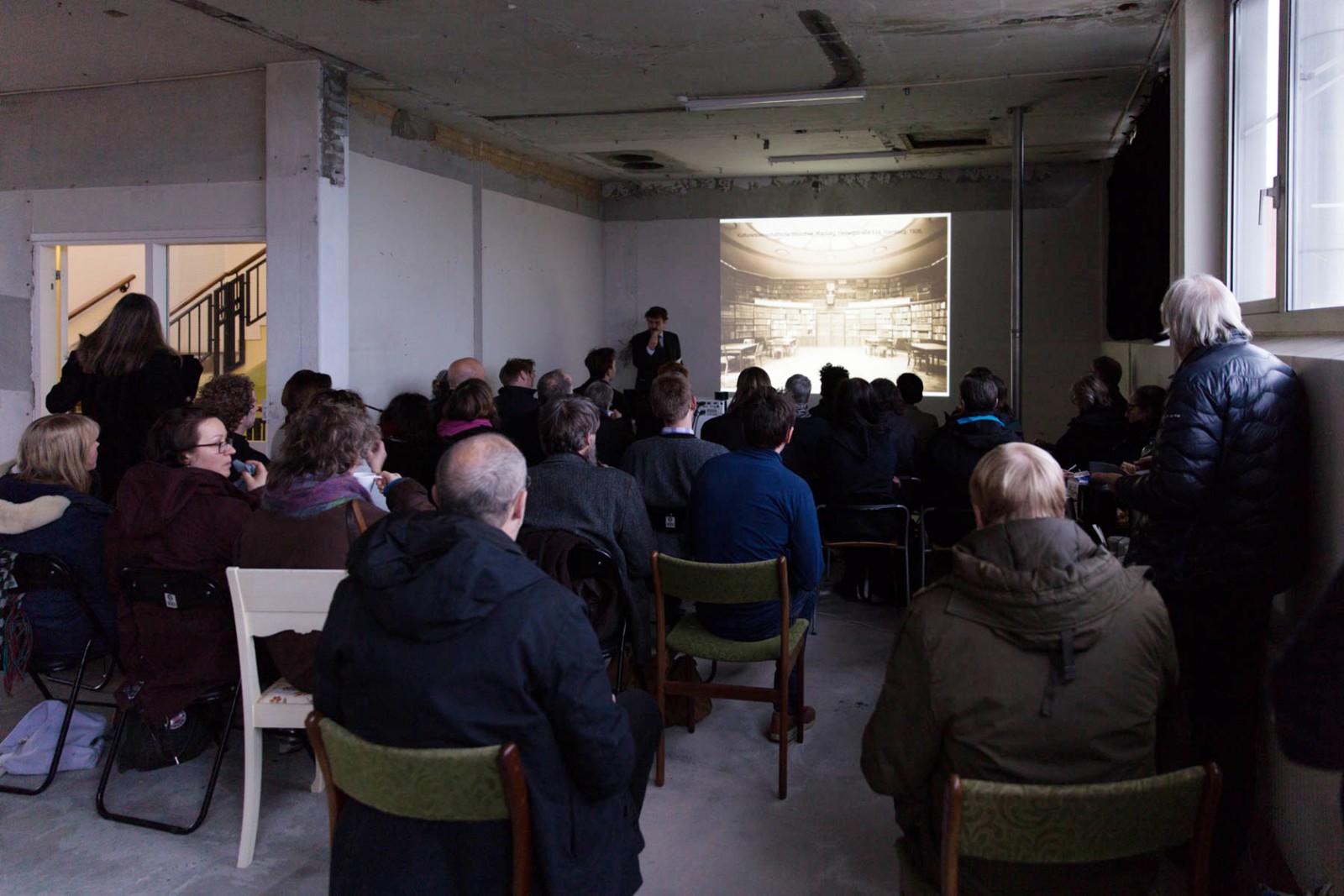 KH7 Art Space: 5 kunstnere, 3 dages åbent værksted, 1 værk</br>Ved ferniseringen den 14. januar afholdt kunstnerne et seminar, hvor projektets tema blev diskuteret. Kunstner og ph.d. Jan Bäcklund holdt en forelæsning om den tyske kulturteoretiker og kunsthistoriker Aby Warburg og hans arbejde med billedtavler.</br>Foto: Cai-Ulrich von Platen, Else Ploug Isaksen, Michael Boelt Fischer, Iben West og Anette Højlund