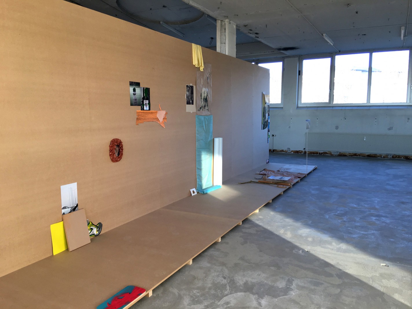KH7 Art Space: 5 kunstnere, 3 dages åbent værksted, 1 værk</br>Dem fem kunstnere har holdt åbent værksted. Mens de har lavet værket til Mellemværende i KH7 Artspace, har de undersøgt, hvad sker der i processen, og hvordan  den fællesmængde, kunstnerne kommer frem til, skaber betydning. </br>Foto: Cai-Ulrich von Platen, Else Ploug Isaksen, Michael Boelt Fischer, Iben West og Anette Højlund