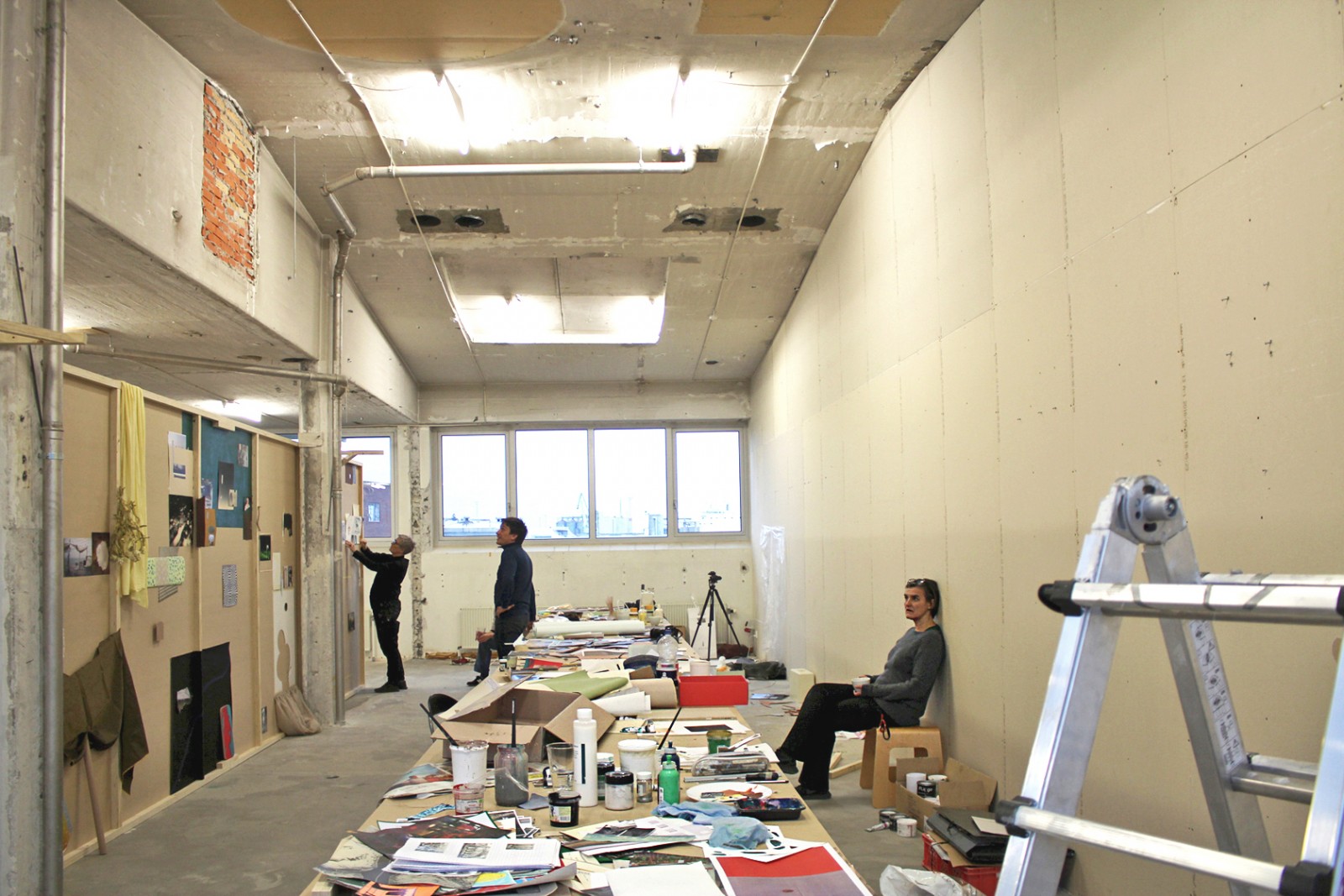 KH7 Art Space: 5 kunstnere, 3 dages åbent værksted, 1 værk</br>Dem fem kunstnere har holdt åbent værksted. Mens de har lavet værket til Mellemværende i KH7 Artspace, har de undersøgt, hvad sker der i processen, og hvordan  den fællesmængde, kunstnerne kommer frem til, skaber betydning. </br>Foto: Cai-Ulrich von Platen, Else Ploug Isaksen, Michael Boelt Fischer, Iben West og Anette Højlund