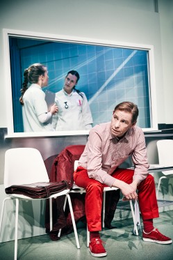 Dramatiker Christian Lollike har skrevet dokufarce om det danske hospitalsvæsen</br>Hospitalet handler om, hvordan effektiviseringer på de danske hospitaler får absurde resultater. </br>Foto: PR-foto / Aarhus Teater - Emilia Therese