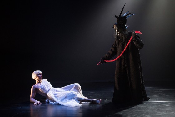 Visuelt stærk Orfeus og Euridike med dans, sang og dukker</br>Danser Noora Hannula (Eurydike), Skuespiller Lars Begtrup (Nefas) i Orfeus og Eurydike.</br>Foto: PR-foto / Mathias Foley