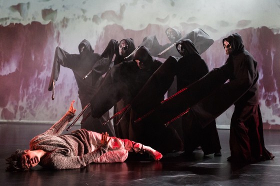 Visuelt stærk Orfeus og Euridike med dans, sang og dukker</br>Danser Mark Philip (Orfeus) i Orfeus og Eurydike.</br>Foto: PR-foto / Mathias Foley