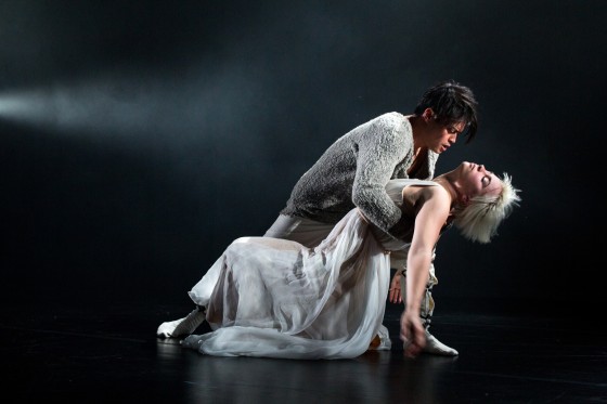 Visuelt stærk Orfeus og Euridike med dans, sang og dukker</br>Danser Noora Hannula (Eurydike), Danser Mark Philip (Orfeus)
<br />i Orfeus og Eurydike.</br>Foto: PR-foto / Mathias Foley