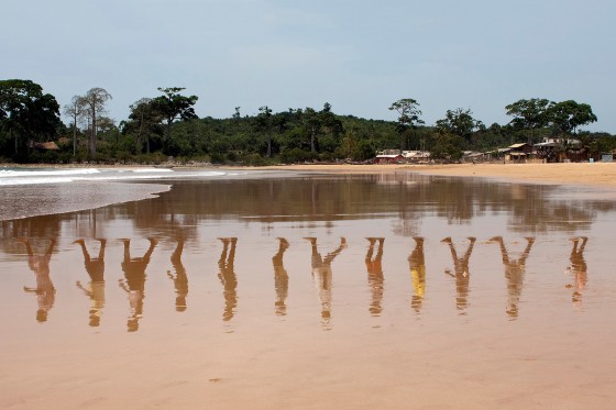 Kunstner-queen lader skyggerne spille</br>Værket Atlantic (endless-row).</br>Foto: Jeannette Ehlers
