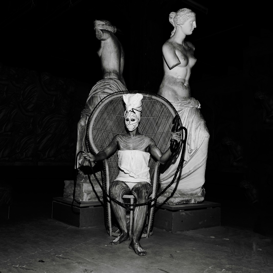 Kunstner-queen lader skyggerne spille</br>I performancen Whip it Good pisker Jeannette Ehlers på et lærred med en pisk indværtet i kul.</br>Foto: Casper Maare