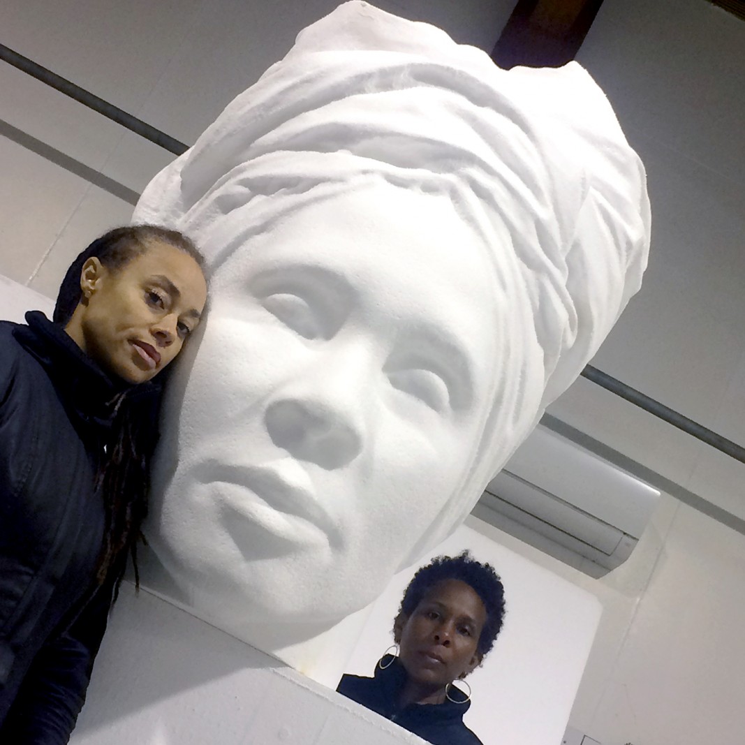 Kunstner-queen lader skyggerne spille</br>Jennette Ehlers og La Vaughn Belle fra St. Croïx med hovedet fra deres 7 meter høje skulptur, som skal stå ved Den kongelige afstøningssamling i København </br>Foto: Michael K. Wilson