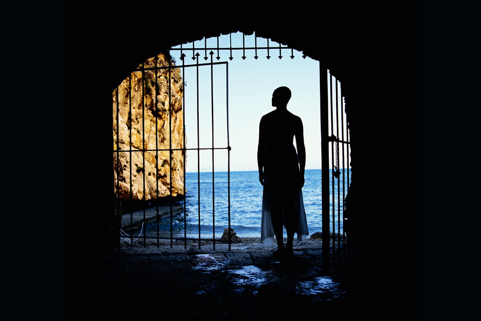 Isaac Julien skildrer middelhavets flygtninge med videokunst</br>Isaac Julien viser, i et helt omsluttende blåt rum, sit 3-skærms værk Western Union: small boats fra 2007. </br>Foto: PR-foto / ARoS