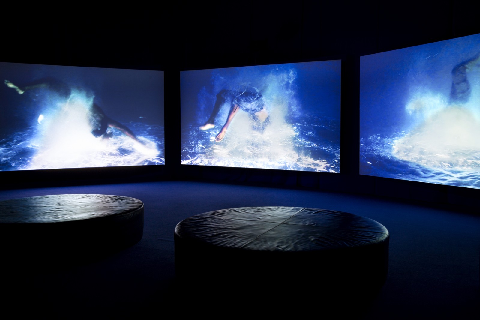 Isaac Julien skildrer middelhavets flygtninge med videokunst</br>Selv om filmen er fra 2007, og tragedien også kendt som den Sicilianske Holocaust, er det en højaktuel problematik der i dag er mere presserende end nogensinde før.</br>Foto: PR-foto / ARoS
