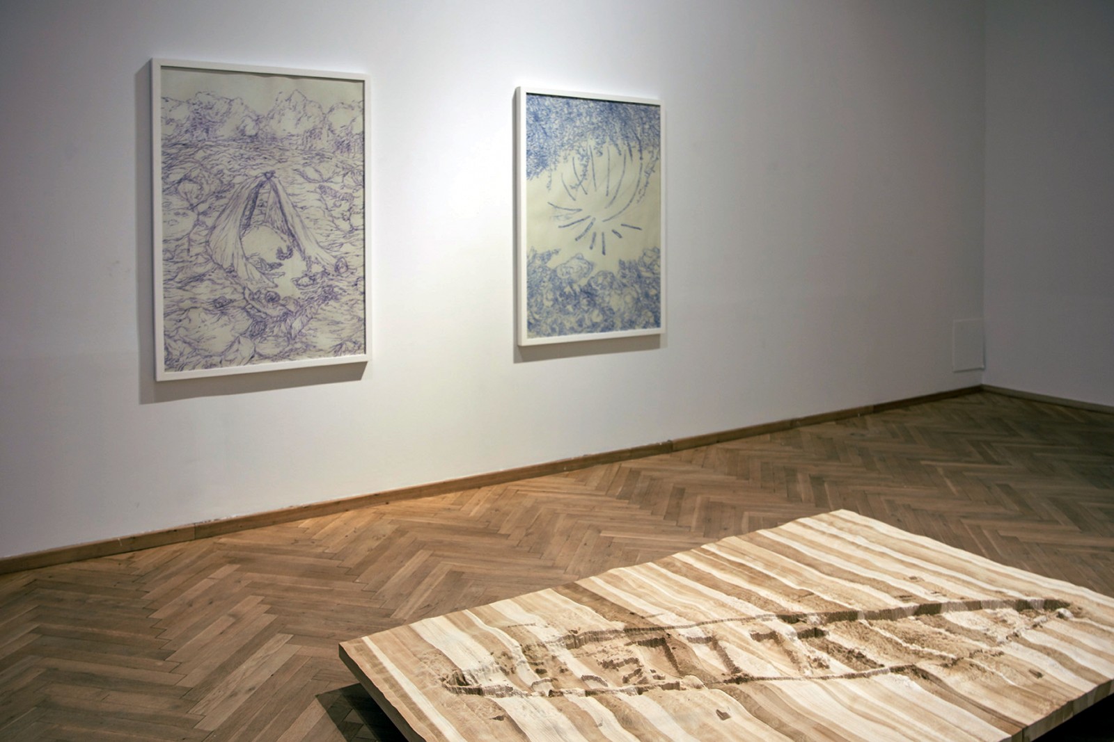 Forårsudstillingen 18 på Charlottenborg</br>I alt 618 kunstnere har ansøgt om at deltage på Forårsudstillingen 2018. Heraf er der udvalgt 19 kunstnere, der viser i alt 39 værker.  Her: Anton Bigum Kampe og Jonathan Housers værker på Forårsudstillingen 18 i Kunsthal Charlottenborg</br>Foto: PR-foto / Charlottenborg Forårsudstillingen 