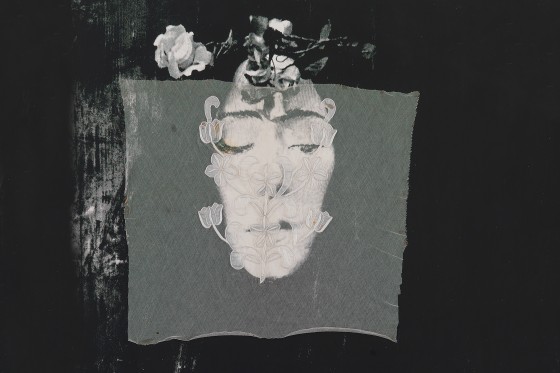 Ursula Reuter Christiansen: Kvinden, der lod sig ofre</br>Den sortklædte, sørgende, melankolske kvinde var ikke én, Ursula Reuter Christiansen oplevede, at der var plads til i den tidlige modtagelse af Skarpretteren. I dag oplever hun, at folk identificerer sig med de modsatrettede og konfliktprægede følelser.</br>Foto: Silketryk  © Ursula Reuter Christiansen