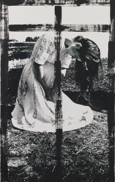 Ursula Reuter Christiansen: Kvinden, der lod sig ofre</br>”Myterne og fortællingerne udspringer af det materielle – i genstandene. I hvert fald for Ursula,” fortæller kurator Birgitte Anderberg. Ét eksempel er brudekjolen, et arvestykke, som Ursula er iklædt i flere af filmens scener.</br>Foto: Silketryk  © Ursula Reuter Christiansen