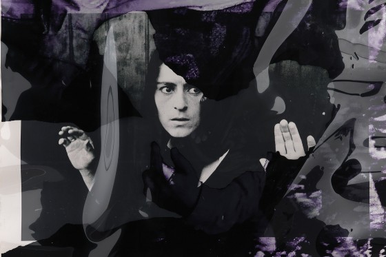 Ursula Reuter Christiansen: Kvinden, der lod sig ofre</br>Et af silketrykkene produceret af Louise Hold Sidenius – en knopskydning af Skarpretteren, som siden har antaget endnu en ny form med Ursula Reuter Christiansen påmaling af stammen, der skyder gennem trykkets to billeder.</br>Foto: Silketryk  © Ursula Reuter Christiansen