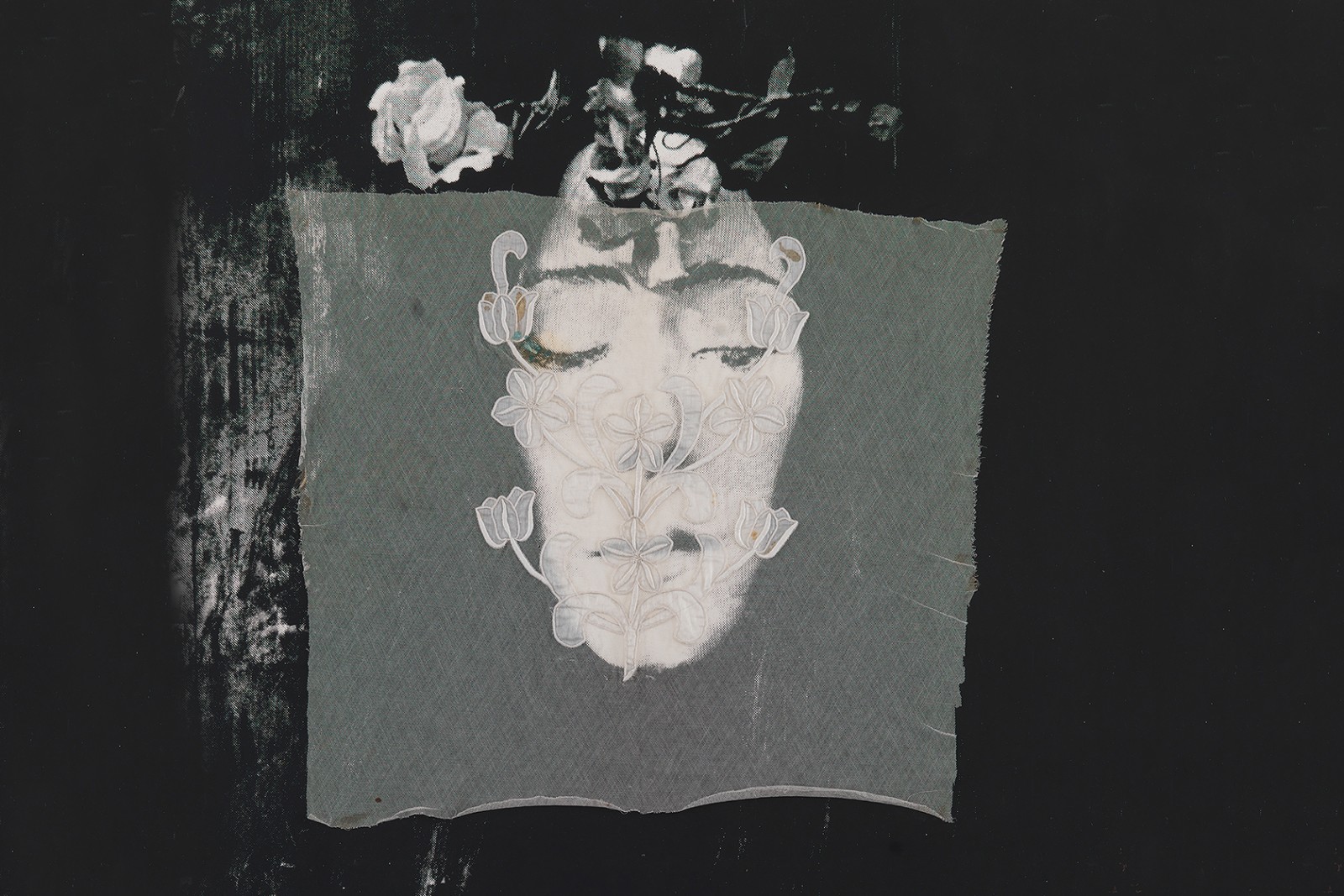 Ursula Reuter Christiansen: Kvinden, der lod sig ofre</br>Den sortklædte, sørgende, melankolske kvinde var ikke én, Ursula Reuter Christiansen oplevede, at der var plads til i den tidlige modtagelse af Skarpretteren. I dag oplever hun, at folk identificerer sig med de modsatrettede og konfliktprægede følelser.</br>Foto: Silketryk  © Ursula Reuter Christiansen