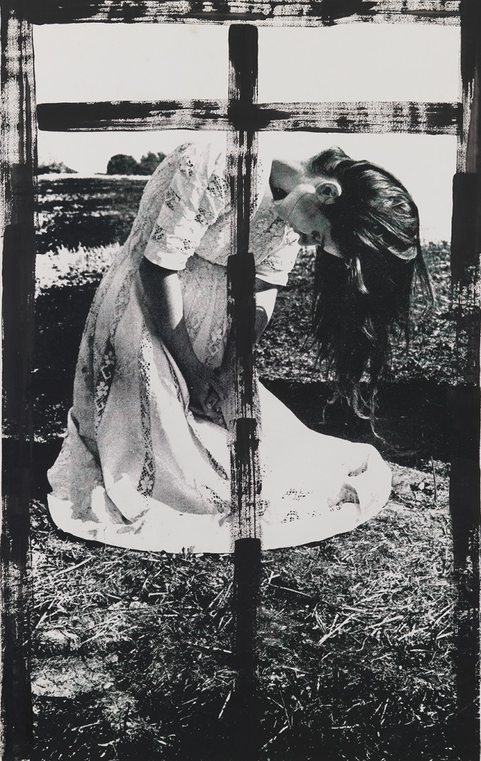 Ursula Reuter Christiansen: Kvinden, der lod sig ofre</br>”Myterne og fortællingerne udspringer af det materielle – i genstandene. I hvert fald for Ursula,” fortæller kurator Birgitte Anderberg. Ét eksempel er brudekjolen, et arvestykke, som Ursula er iklædt i flere af filmens scener.</br>Foto: Silketryk  © Ursula Reuter Christiansen