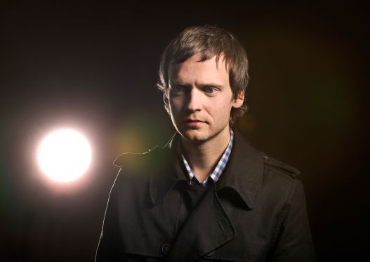 Knivskarp poesi lider under trippet udtryk</br>Lars Skinnebach modtog i 2004 Klaus Rifbjergs debutantpris for lyrik og i 2009 modtog han Montanas Litteraturpris for digtsamlingen Enhver betydning er også en mislyd</br>Foto: PR-foto / Gyldendal - Lars Solkær Starbird