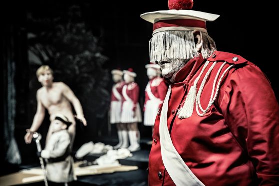 Aarhus Teater genopsætter Christian Lollikes kæmpesucces Erasmus Montanus</br>Ole Thestrups rolle som Jeronimus vil i 2019 spillet af Bjarne Henriksen efter Ole Thestrups bortgang.</br>Foto: Emilia Therese