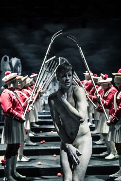 Aarhus Teater genopsætter Christian Lollikes kæmpesucces Erasmus Montanus</br>Andreas Jebro modtog med sin rolle som Erasmus Montanus en Reumert for Årets Mandlige Hovedrolle i 2017.</br>Foto: Emilia Therese