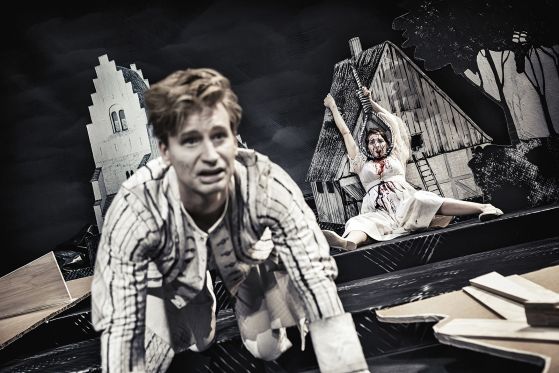 Aarhus Teater genopsætter Christian Lollikes kæmpesucces Erasmus Montanus</br>Andreas Jebro er forrygende som Erasmus Montanus, skrev Kristeligt Dagblad i deres anmeldelse af forestillingen.</br>Foto: Emilia Therese
