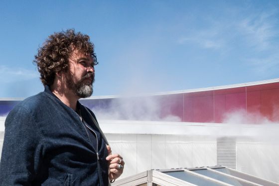 ARoS’ trinnale hædret med stor international kunstpris</br>Direktør for ARoS Erlend G. Høyersten ved tågeværk af den japanske kunstner Fujiko Nyakas.</br>Foto: Mariana Gil