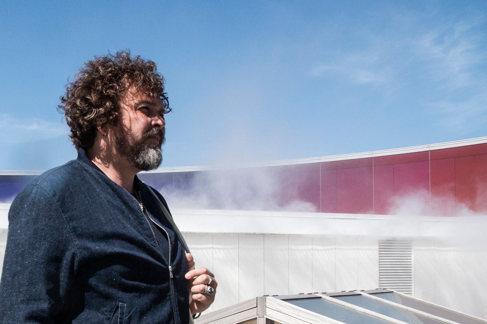 ARoS’ trinnale hædret med stor international kunstpris</br>Direktør for ARoS Erlend G. Høyersten ved tågeværk af den japanske kunstner Fujiko Nyakas.</br>Foto: Mariana Gil